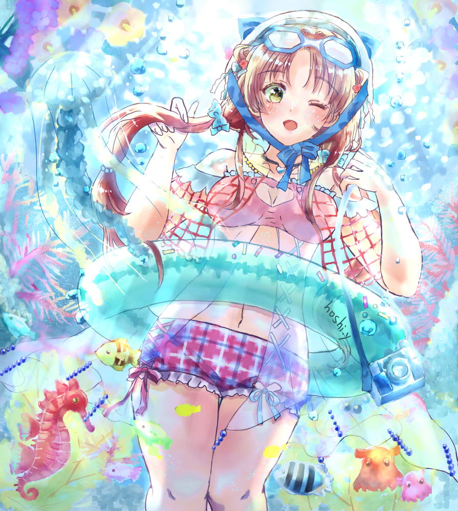 海中散歩を楽しむ女の子